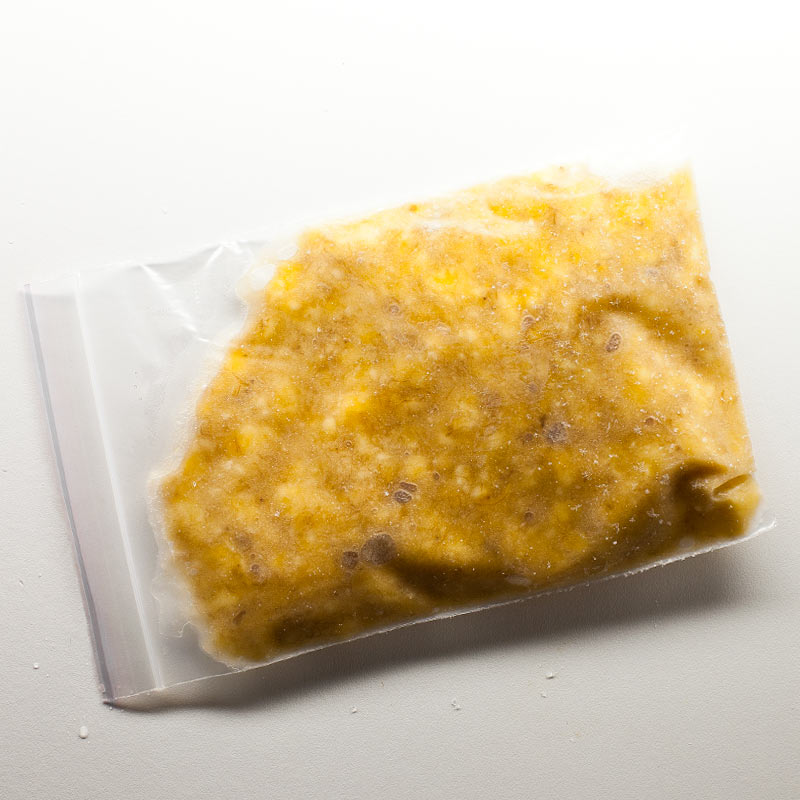 Plátano pisado con tenedor en bolsa ziploc