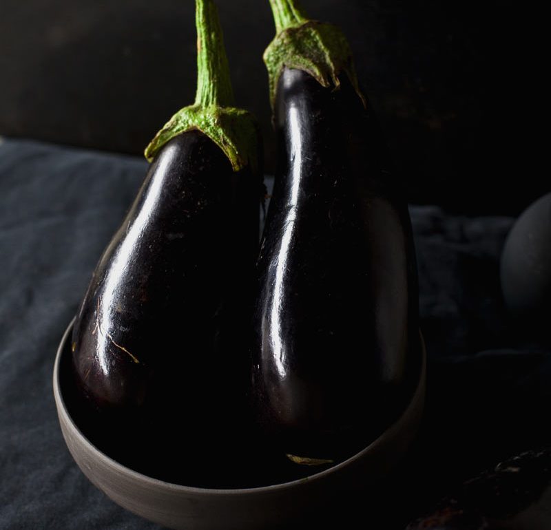 Dos berenjenas en un bowl de cerámica mate