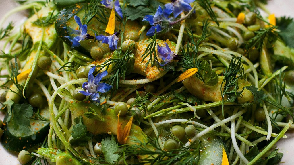 fideos de calabacín con aguacate, guisantes y pétalos de caléndula