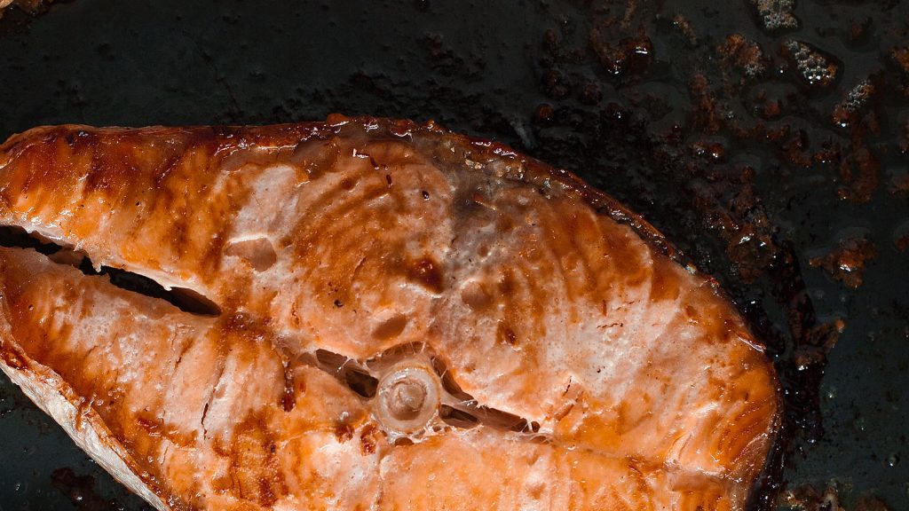 Salmón al horno con vino blanco