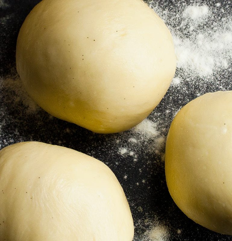 Masa de tarta o empanada con puntos negros