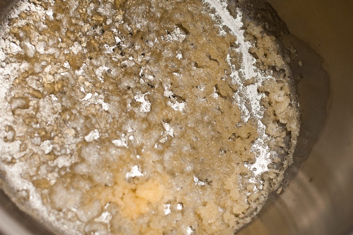 caramelo cristalizado en el fondo de una cacerola de acero