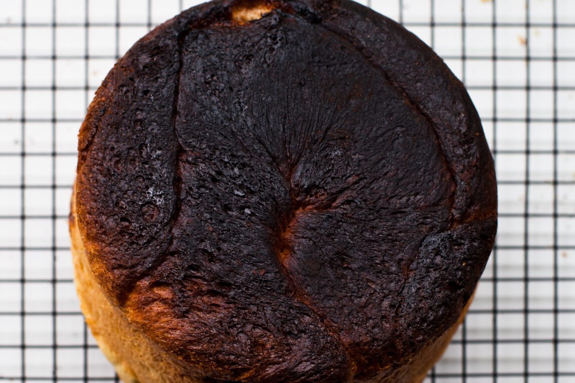 Bizcocho quemado sobre rejilla de cocina
