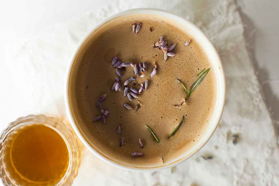 Café latte con sirope de lavanda y flores secas | Over shot of latte with lavender syrup and dried flowers