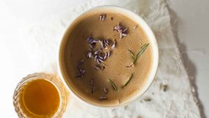 Café latte con sirope de lavanda y flores secas | Over shot of latte with lavender syrup and dried flowers