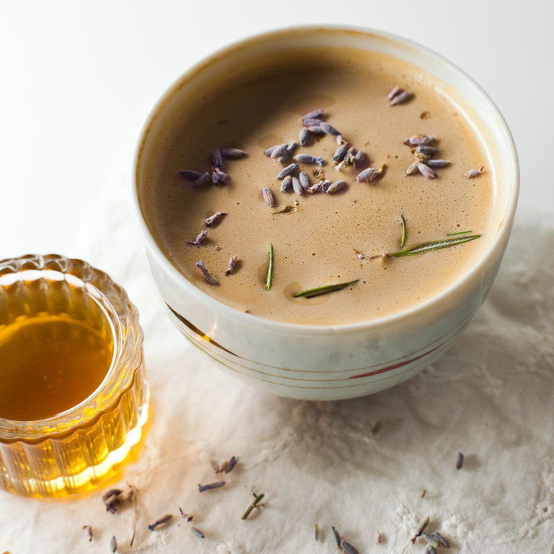 Café latte con sirope de lavanda y flores secas | Latte with lavender syrup and dried flowers