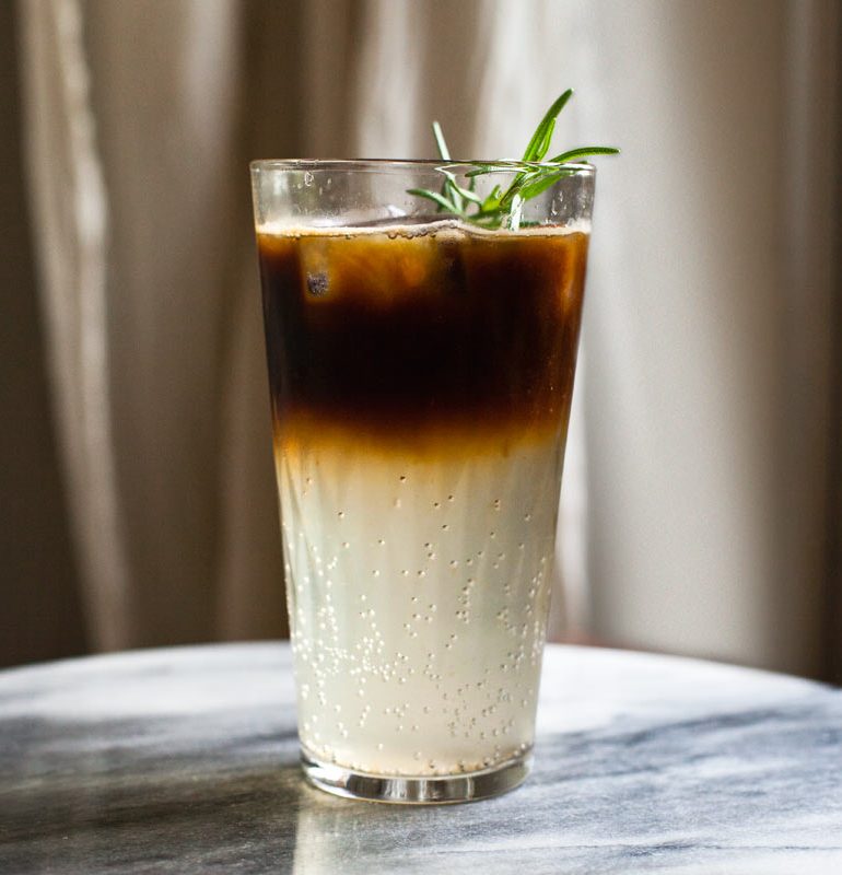 Espresso tonic en vaso de vidrio