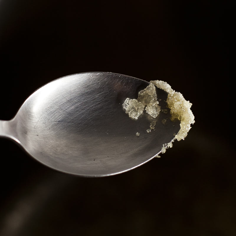 Cuchara con azúcar de caramelo cristalizado