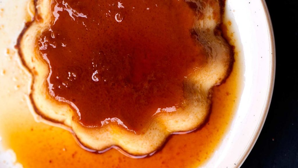 Flan de huevo con caramelo sobre plato