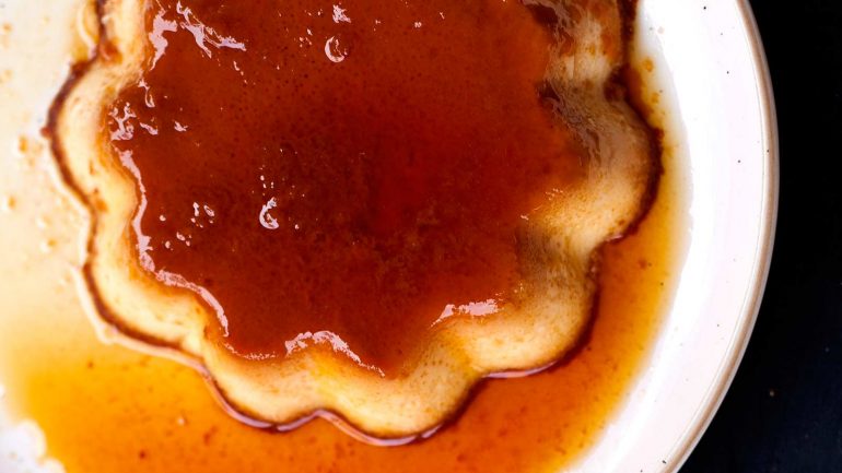 Flan de huevo con caramelo sobre plato