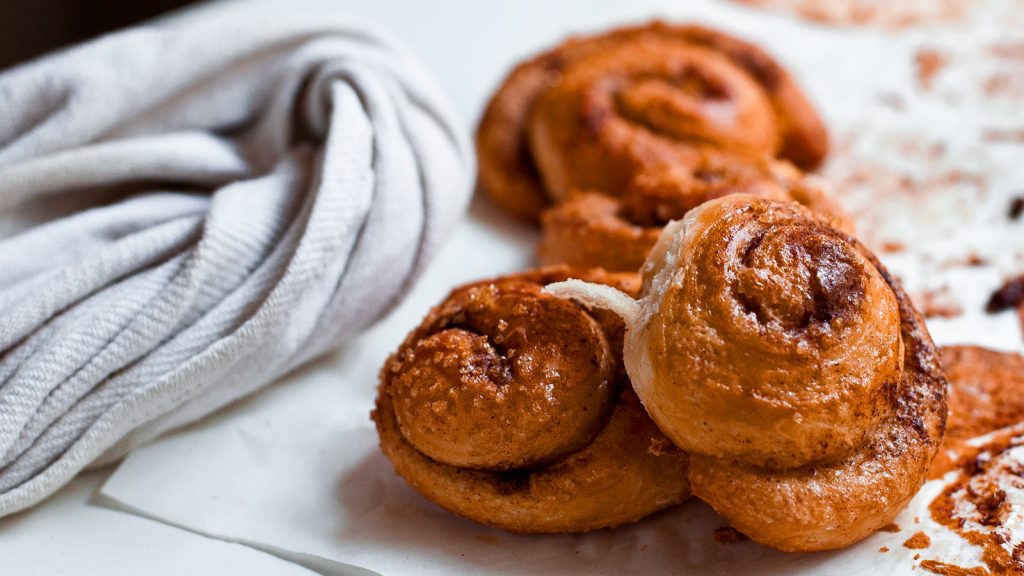 cinnamon rolls with chamomile sugar