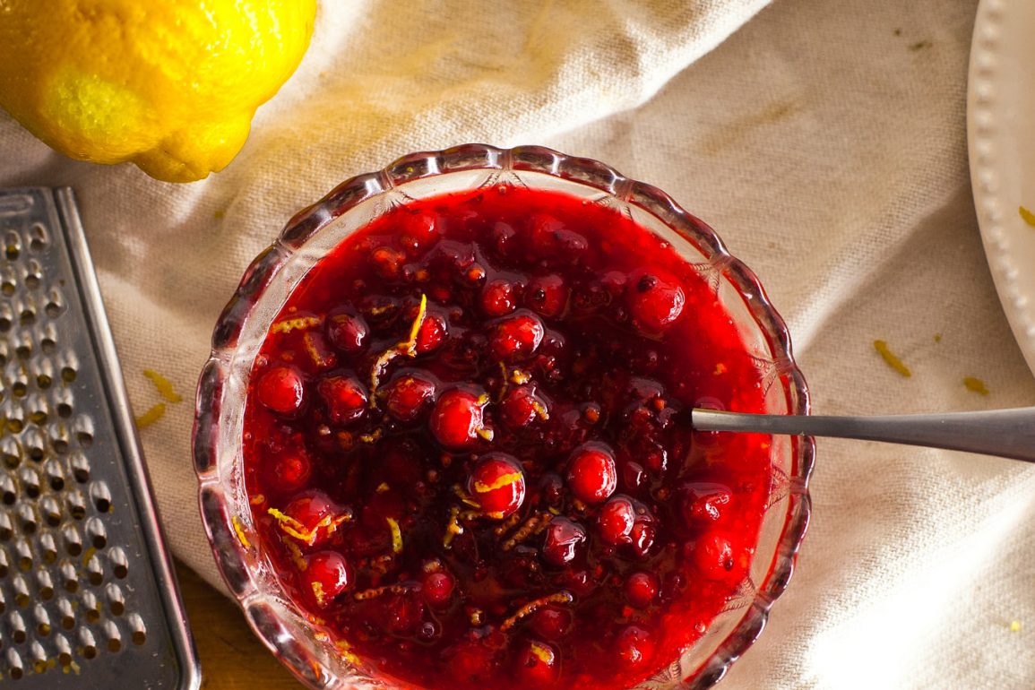 Mermelada de grosellas rojas en recipiente de vidrio