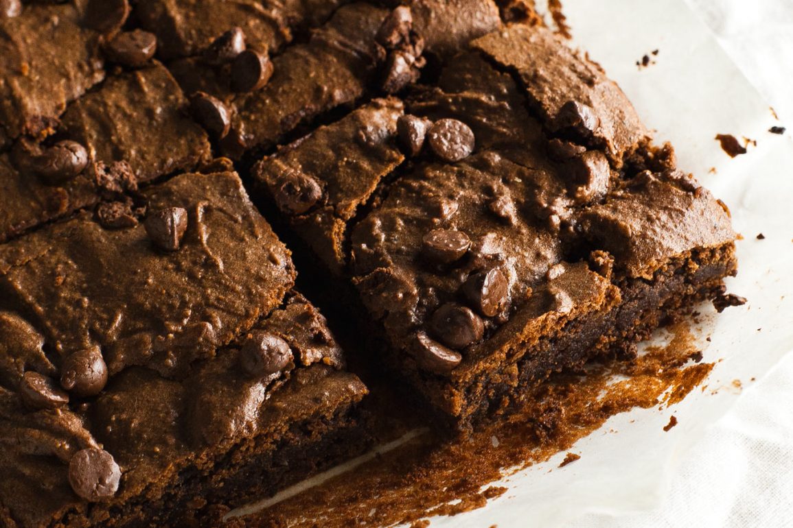 Brownie de alubias vegano cortado