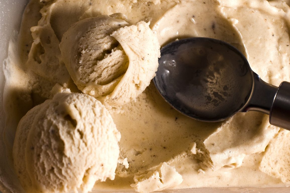 Helado de plátano casero con cuchara de metal