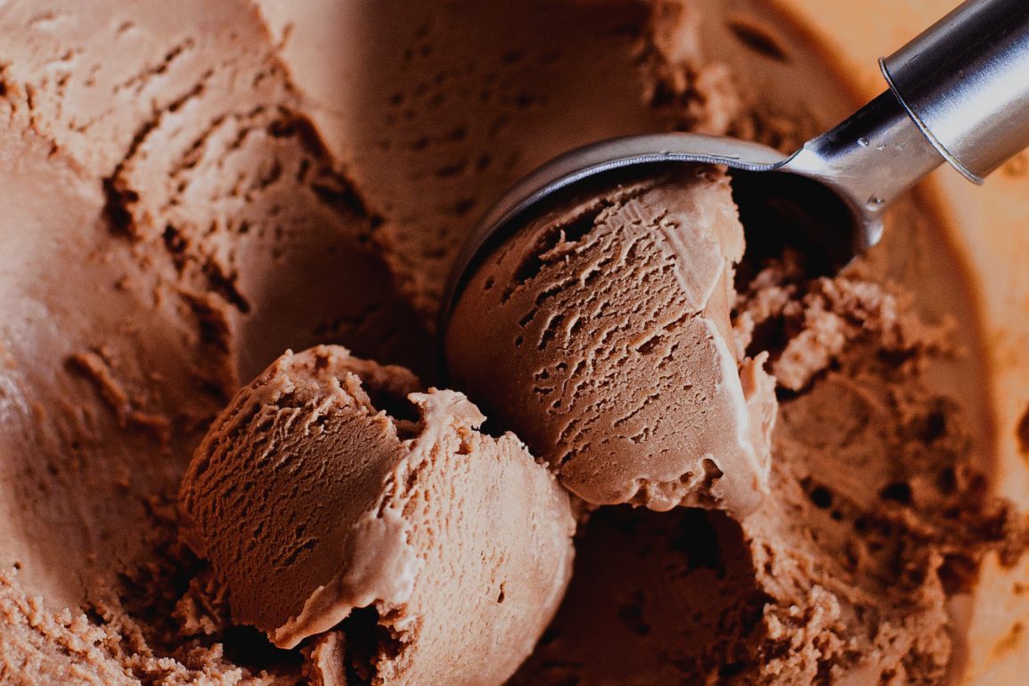 dos bochas de helado de chocolate con cuchara para helado