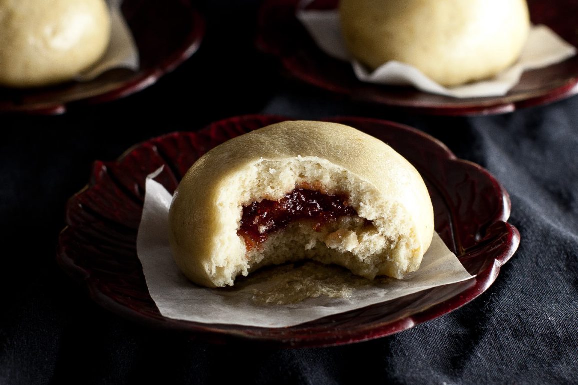 Manju mordido relleno de dulce de membrillo, sobre un plato
