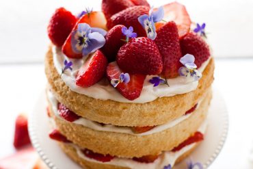 bizcocho de fresas con flores comestibles