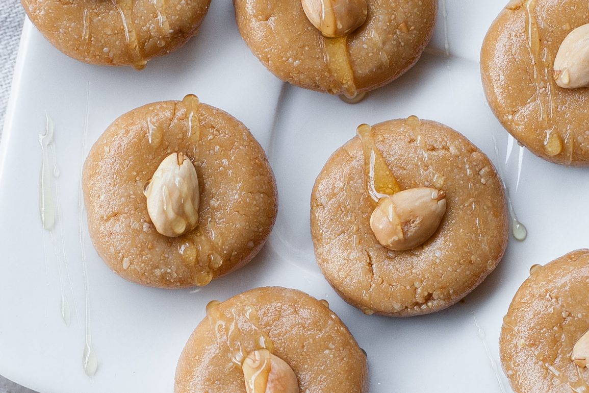 Galletas de almendras sin cocción rociadas con miel