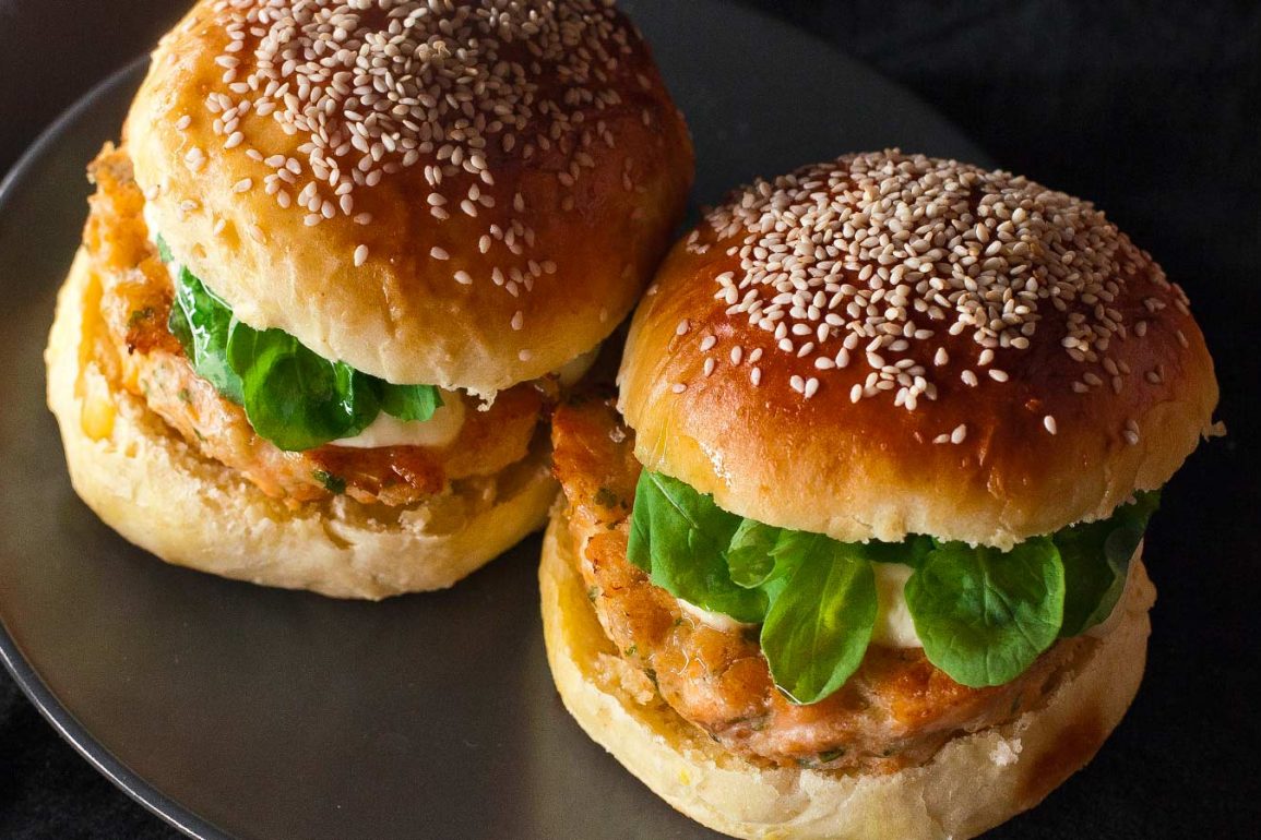 Dos hamburguesas de salmón con pan de patata casero y rúcula