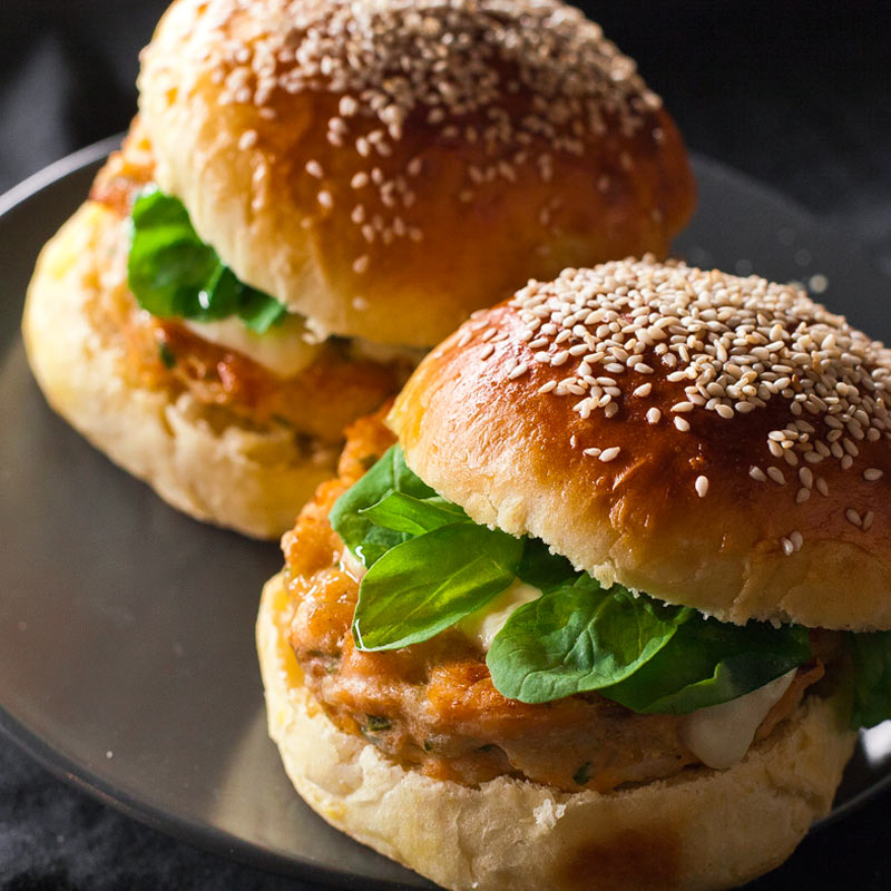 Dos hamburguesas de salmón con pan de patata casero