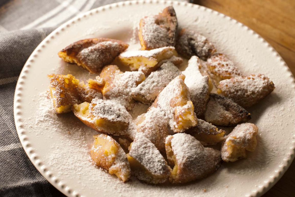 Kaiserschmarrn, tortitas revueltas austríacas en plato blanco de cerámica