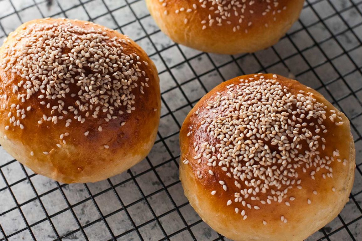 pan de papa con semillas de sésamo