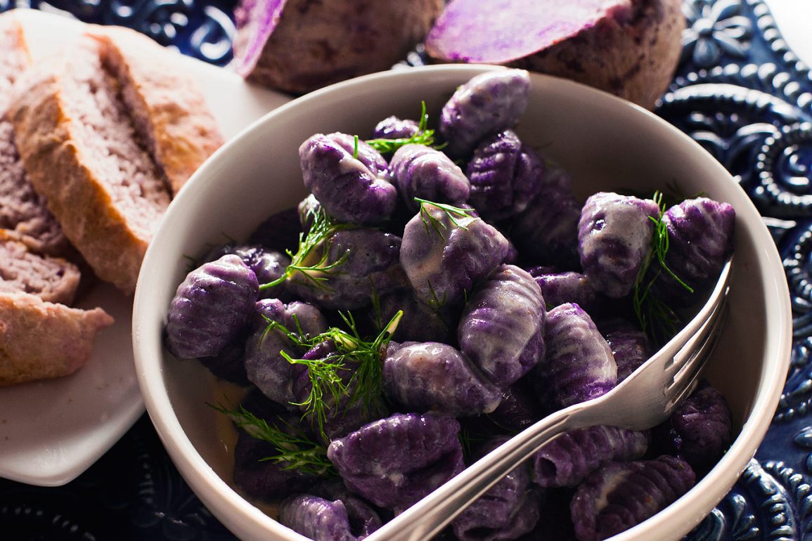 Ñoquis de batata morada con nata y eneldo