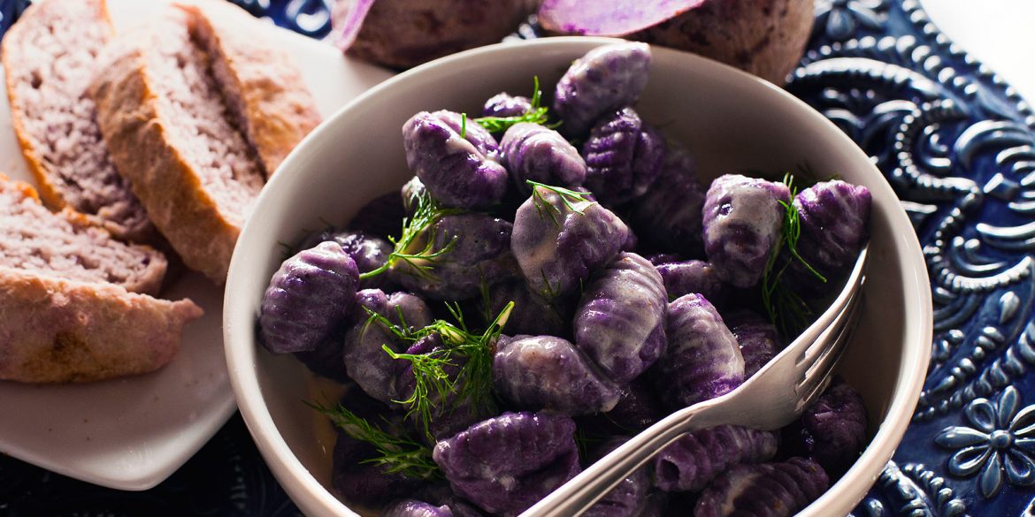 Ñoquis de batata morada con nata y eneldo
