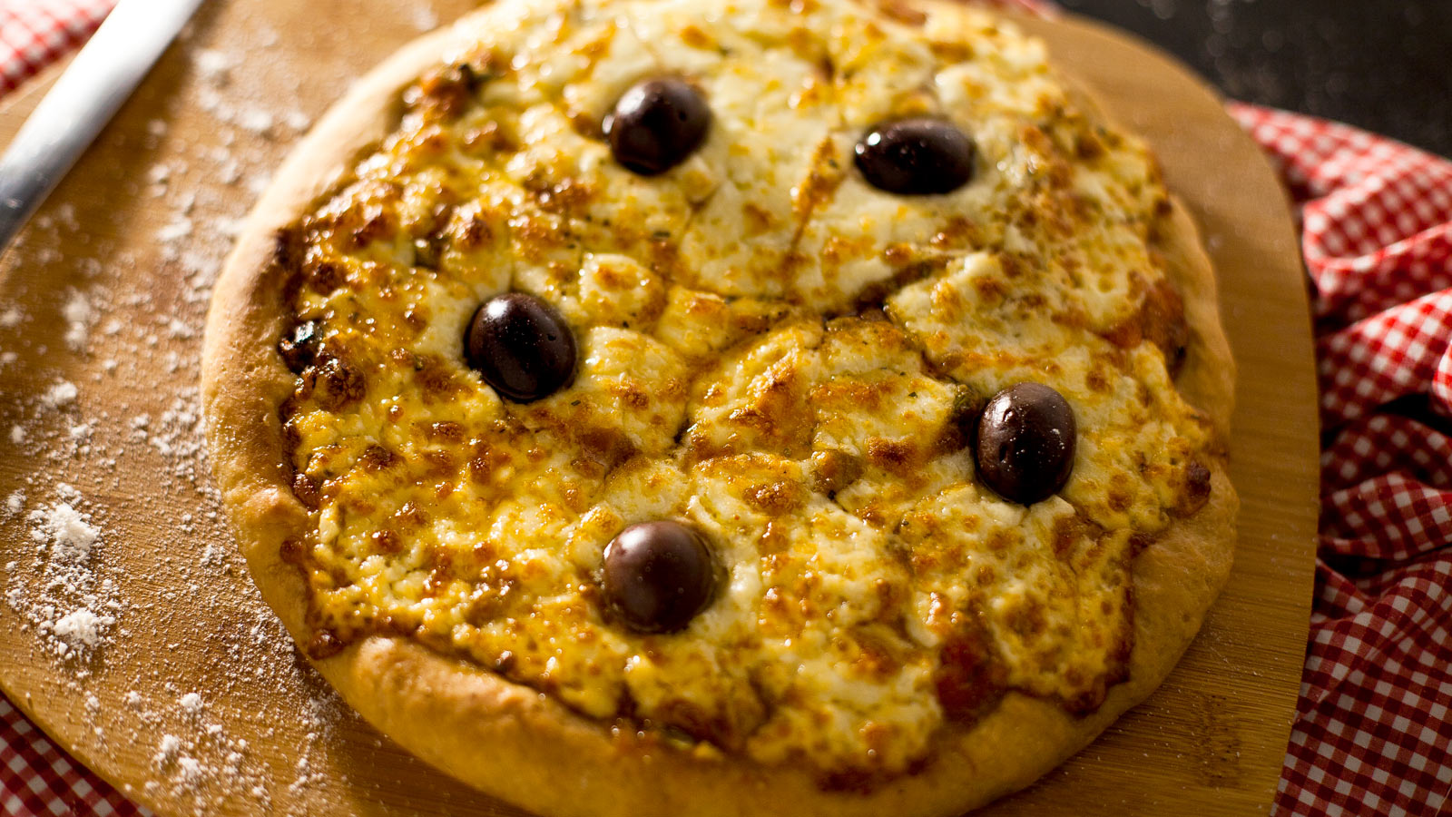 Pizza de provolone con masa casera rápida Cuciniana