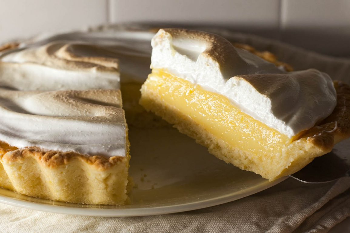 Tarta de lemon pie con porción cortada