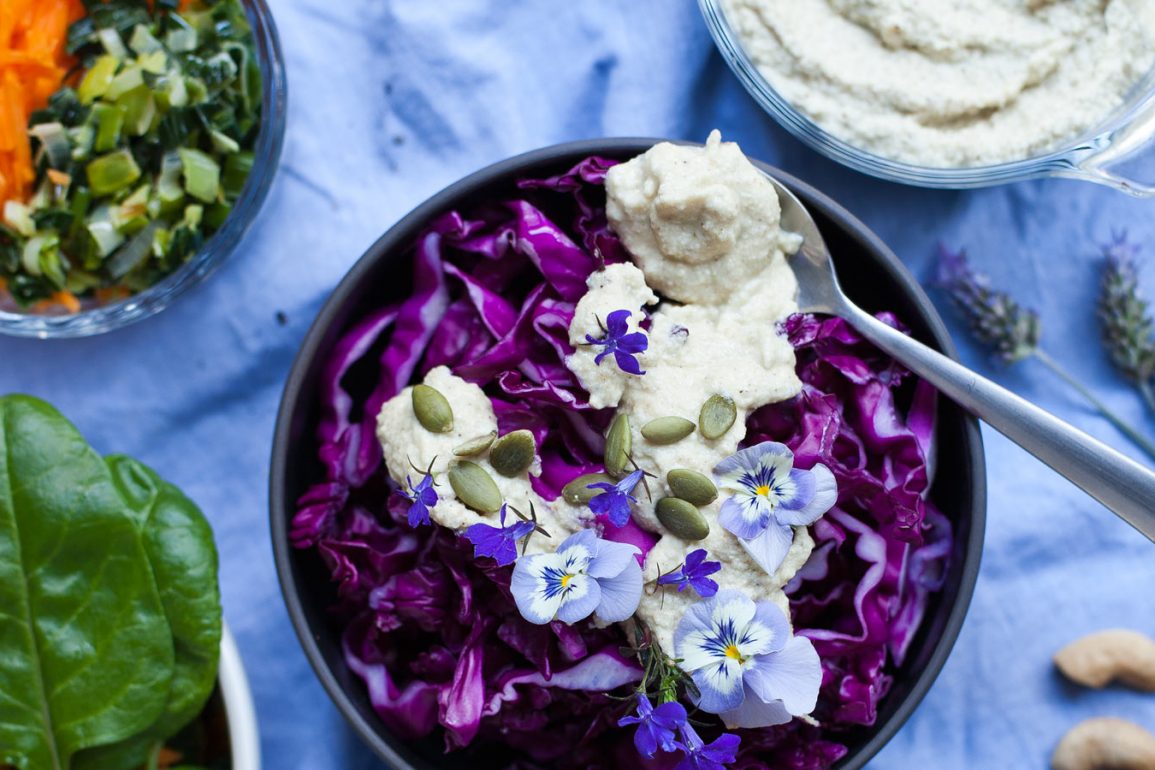 Salad with tahini and edible flowers | Ensalada de repollo colorado con dip de anacardos, semillas de calabaza y flores comestibles
