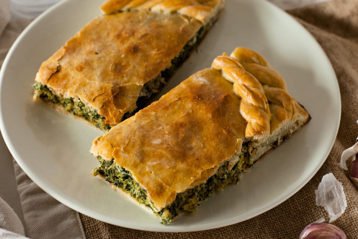 Porciones de empanada gallega de bacalao y acelga con masa casera