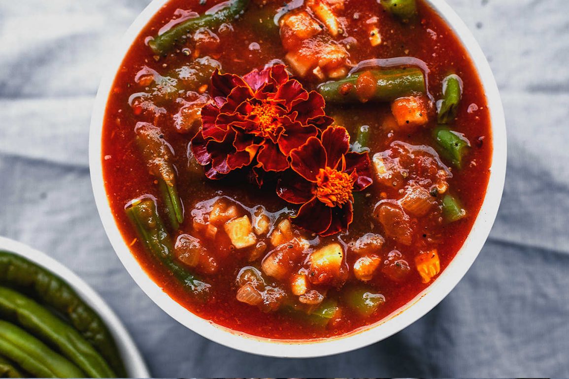 Plato de entrante árabe Loubye Bzeit con judías verdes, cebolla y tomate