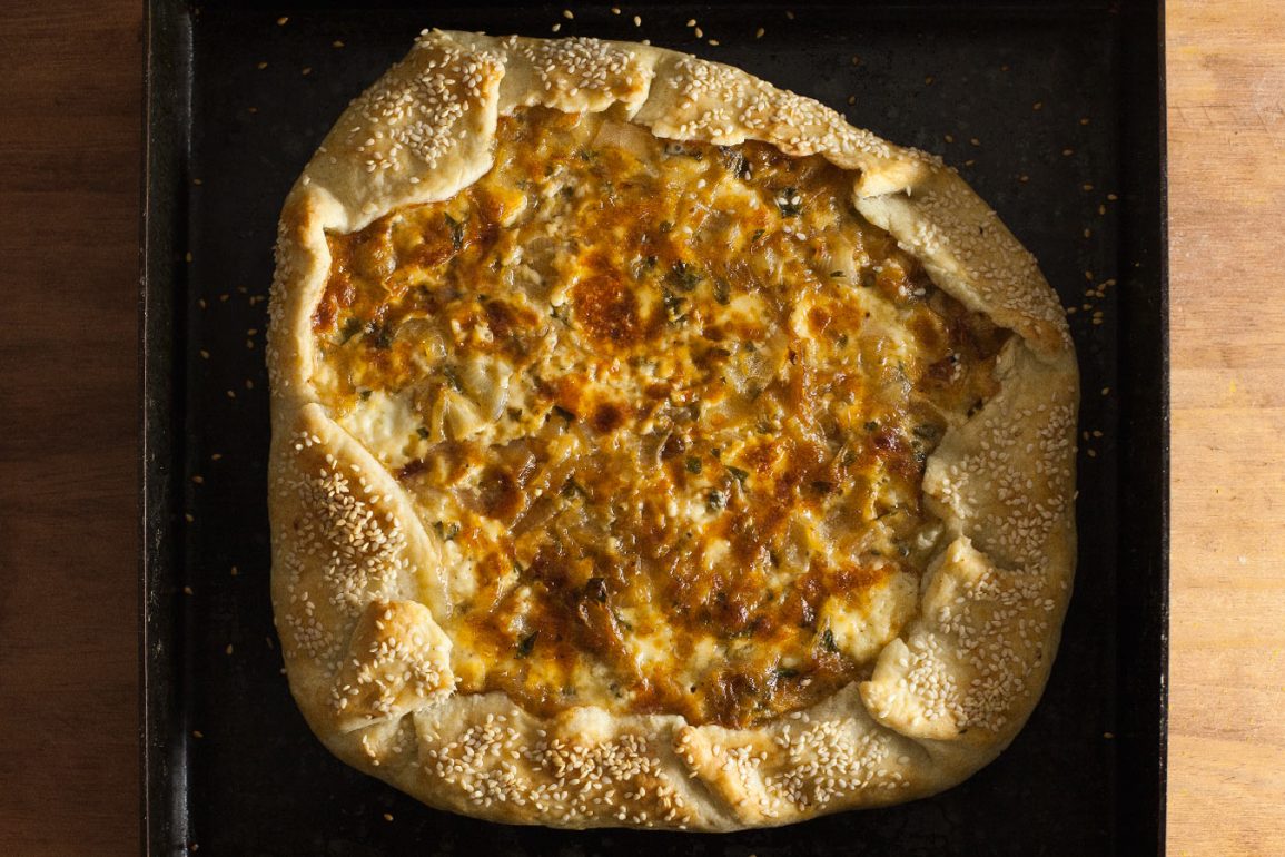 Galette de queso y cebolla en plancha de hierro