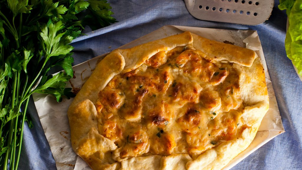 Galette de gambas con salsa bechamel y masa hojaldrada