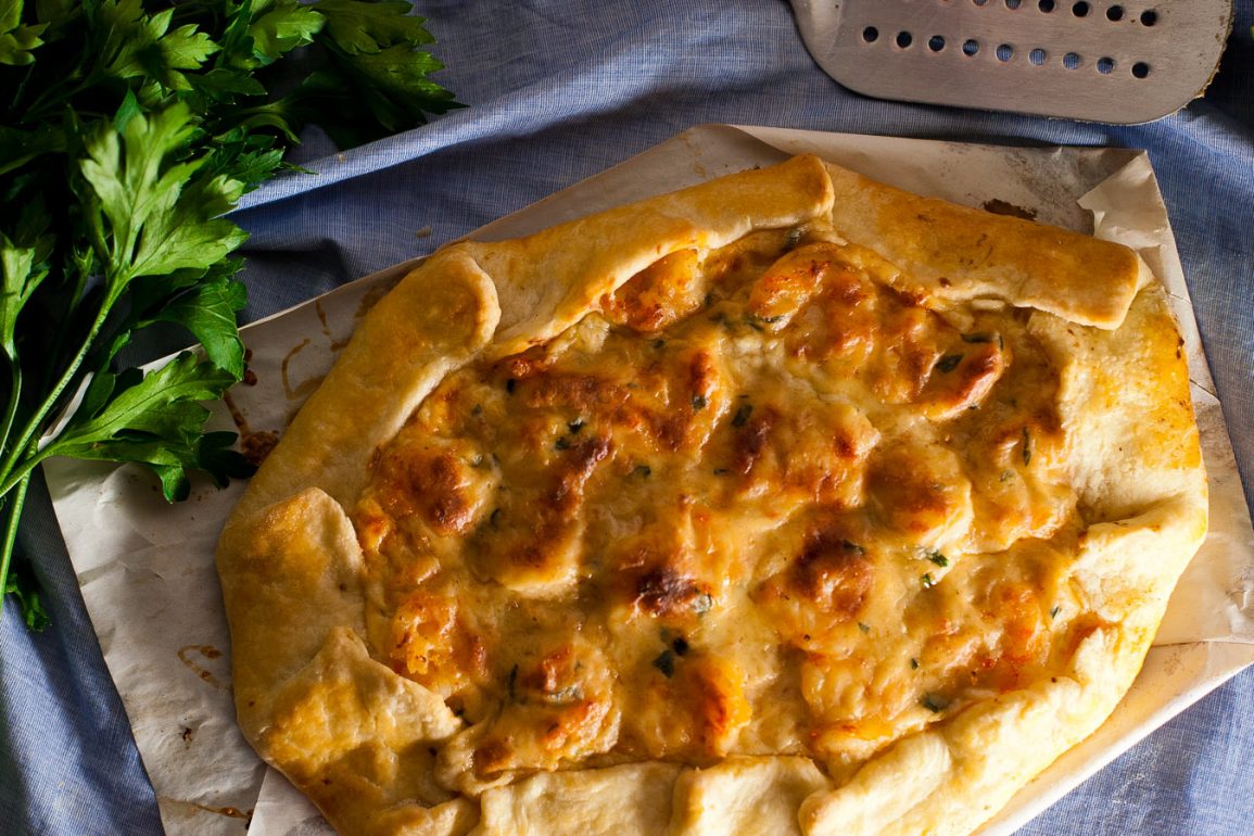 Galette de gambas con salsa bechamel y masa hojaldrada