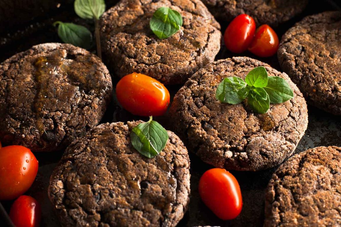 Hamburguesa de alubias, tomates cherry y orégano fresco