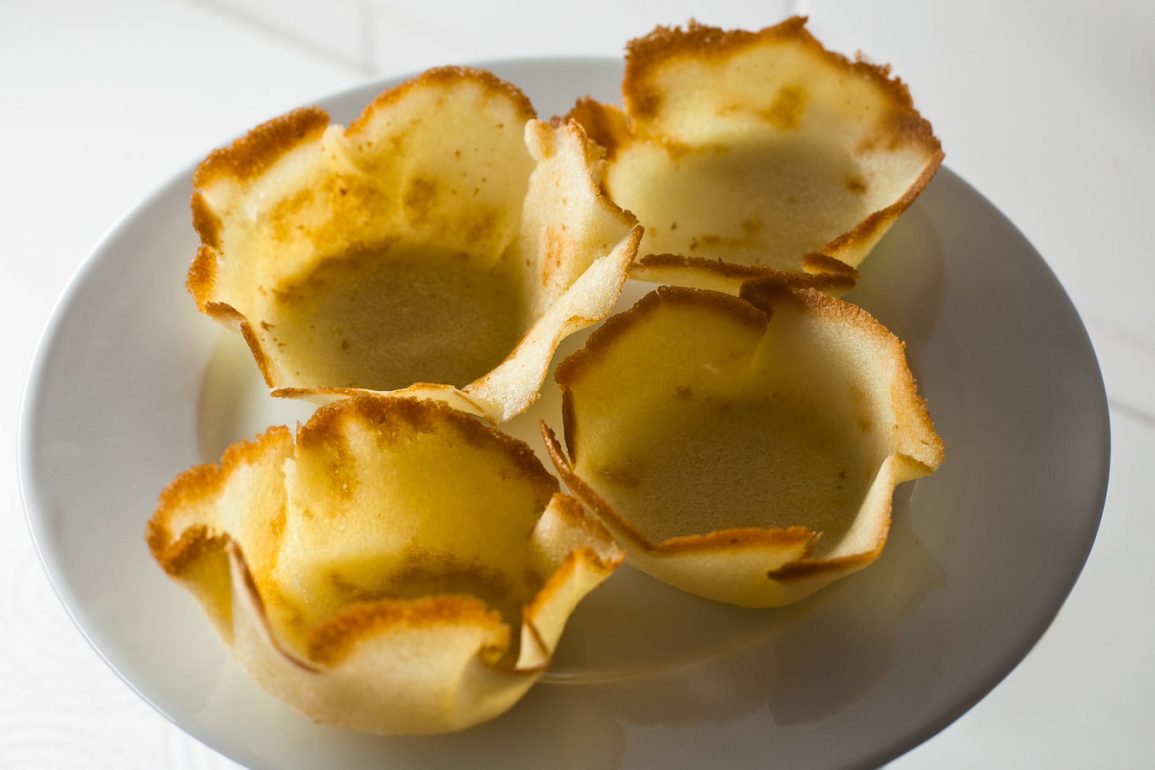 Canastas de barquillo en plato