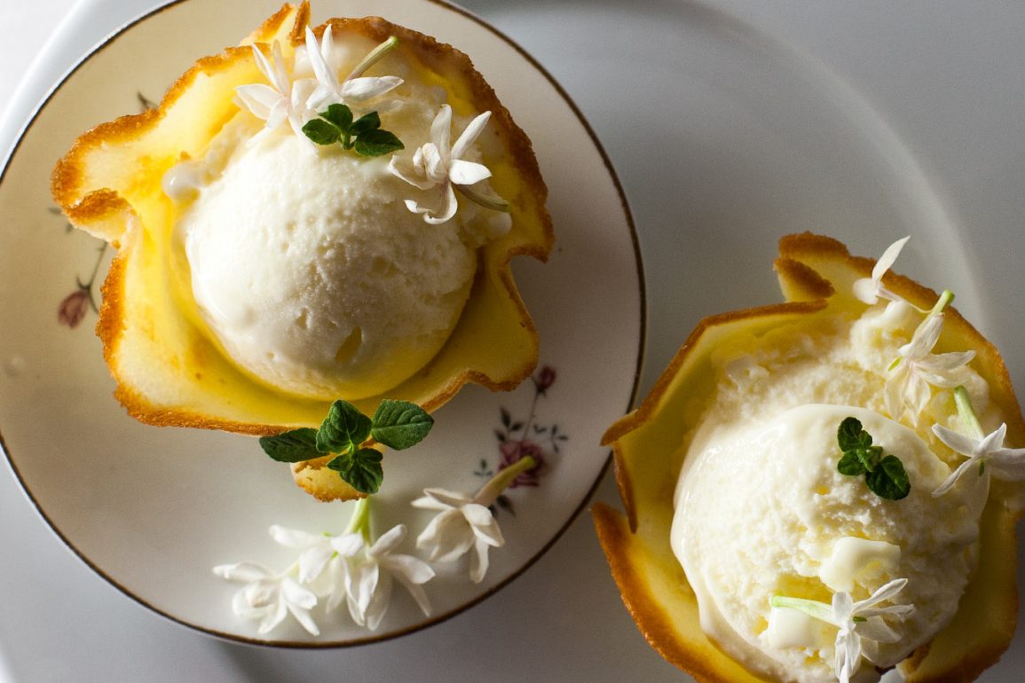 Helado de jazmín en canastas de barquillo caseras, con flores frescas