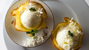 Helado de jazmín en canastas de barquillo caseras, con flores frescas