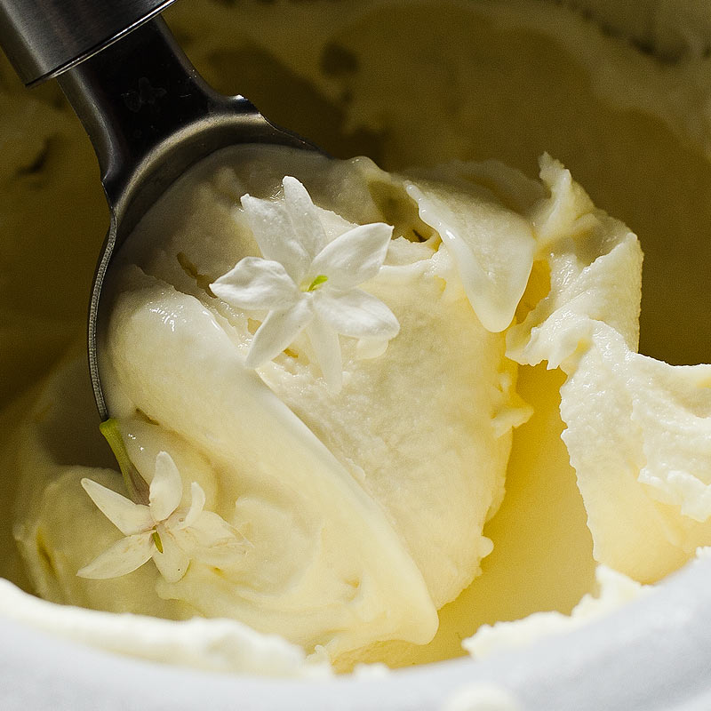 Helado de jazmín y nata, con flores naturales