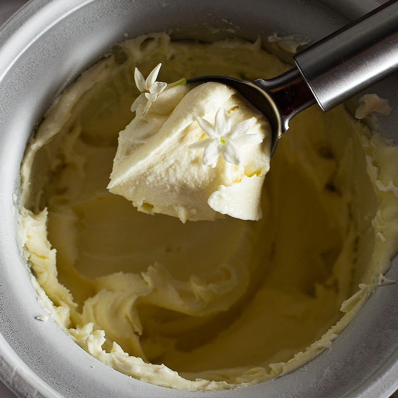 Helado de jazmín y nata, con flores naturales