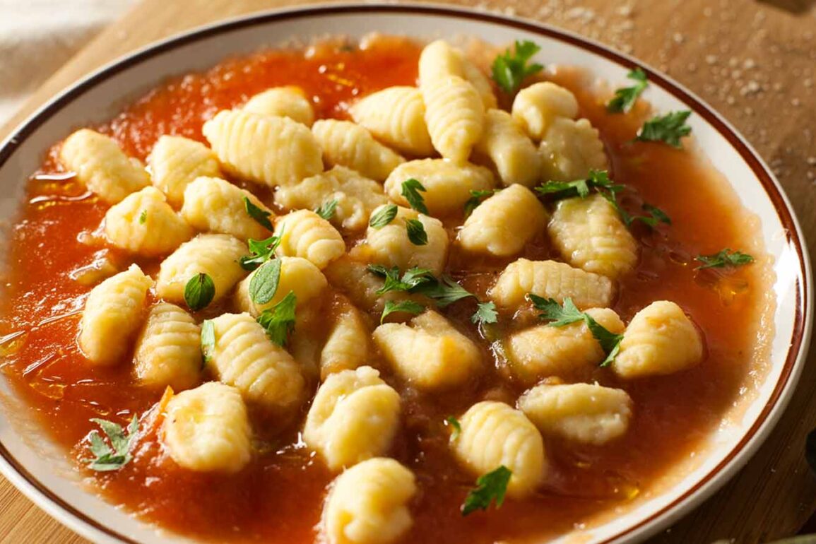 ñoquis sin gluten con salsa de tomate, orégano y perejil fresco
