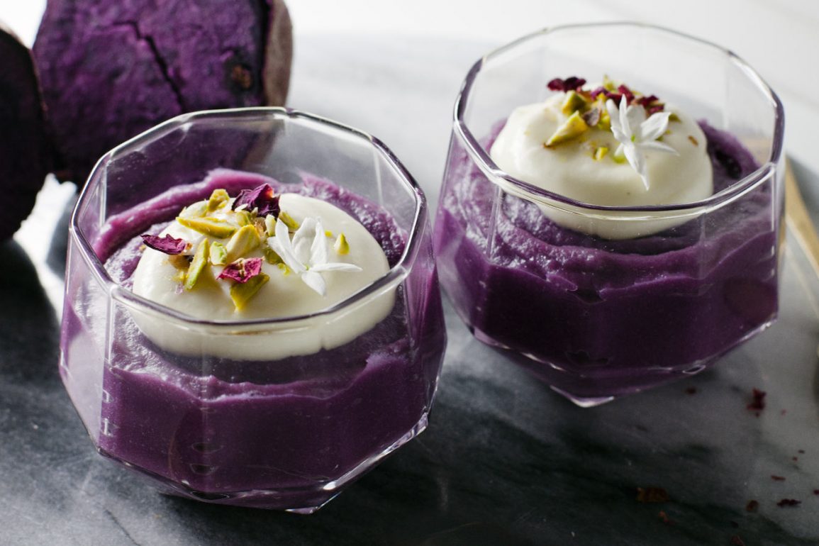 Dos bowls con mousse de boniato púrpura y nata montada con pistachos y pétalos de rosa y jazmín