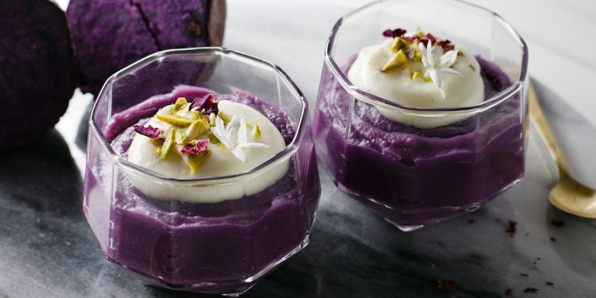 Dos bowls con mousse de boniato púrpura y nata montada con pistachos y pétalos de rosa y jazmín