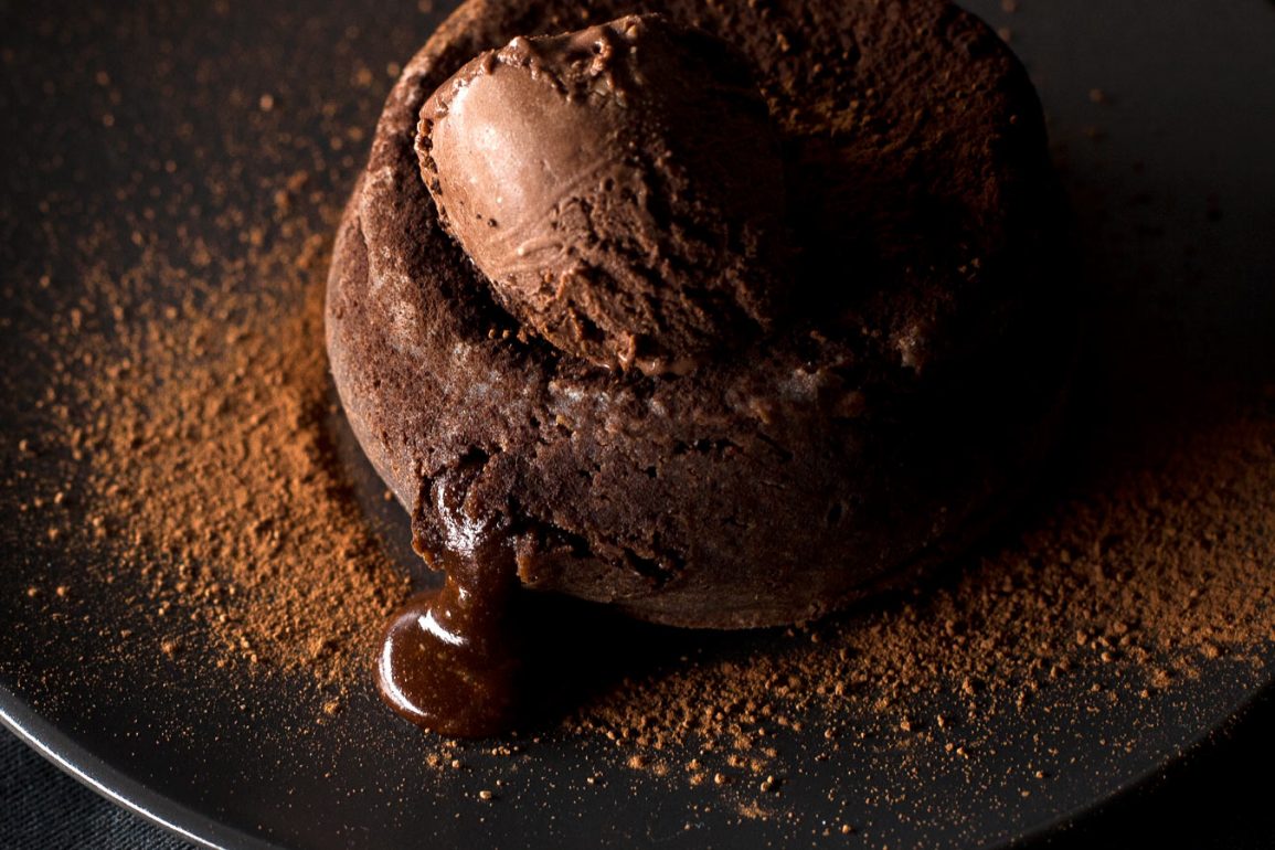 Volcán de chocolate sin mantequilla con helado