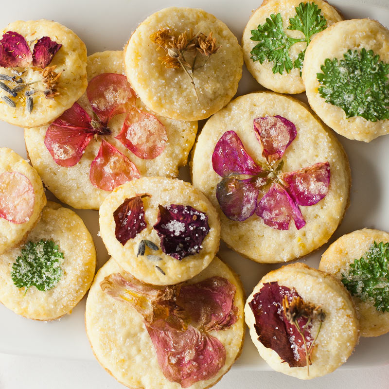 edible flowers shortbread cookies | galletas de azúcar con flores comestibles