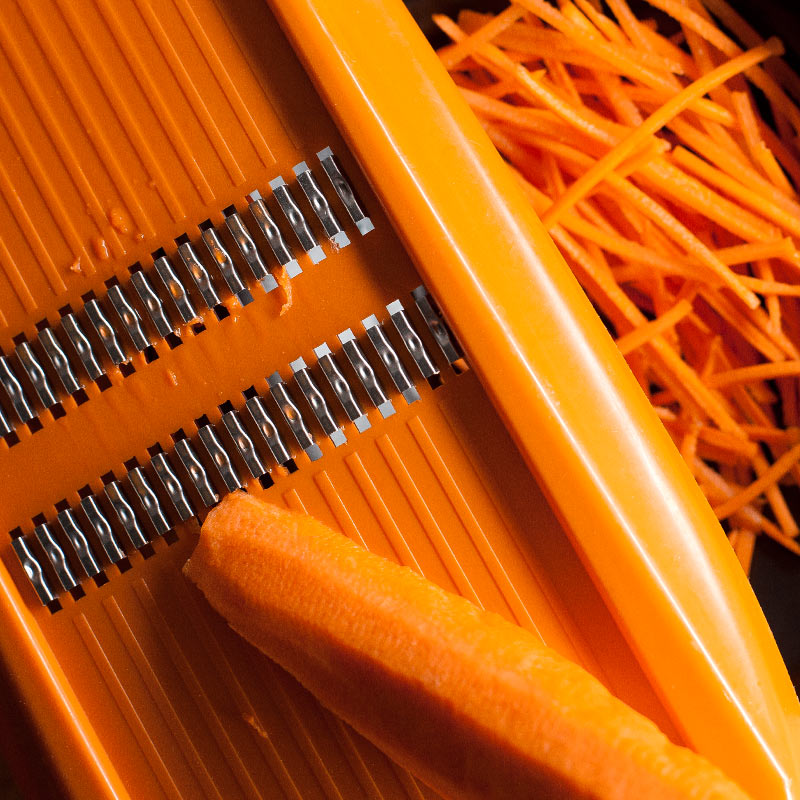 rallador fino con zanahoria rallada